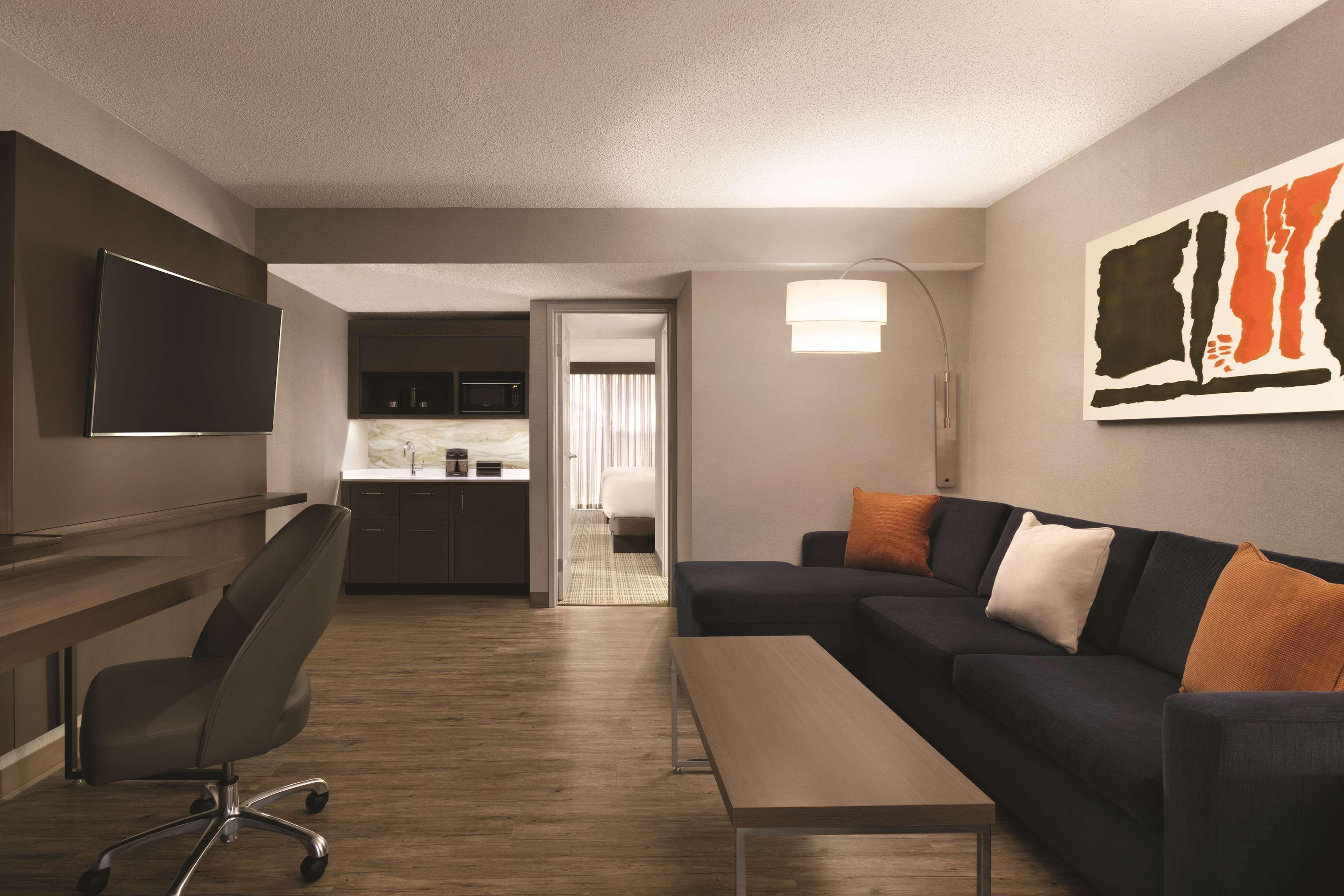 Embassy Suites By Hilton Richmond Dumbarton Экстерьер фото