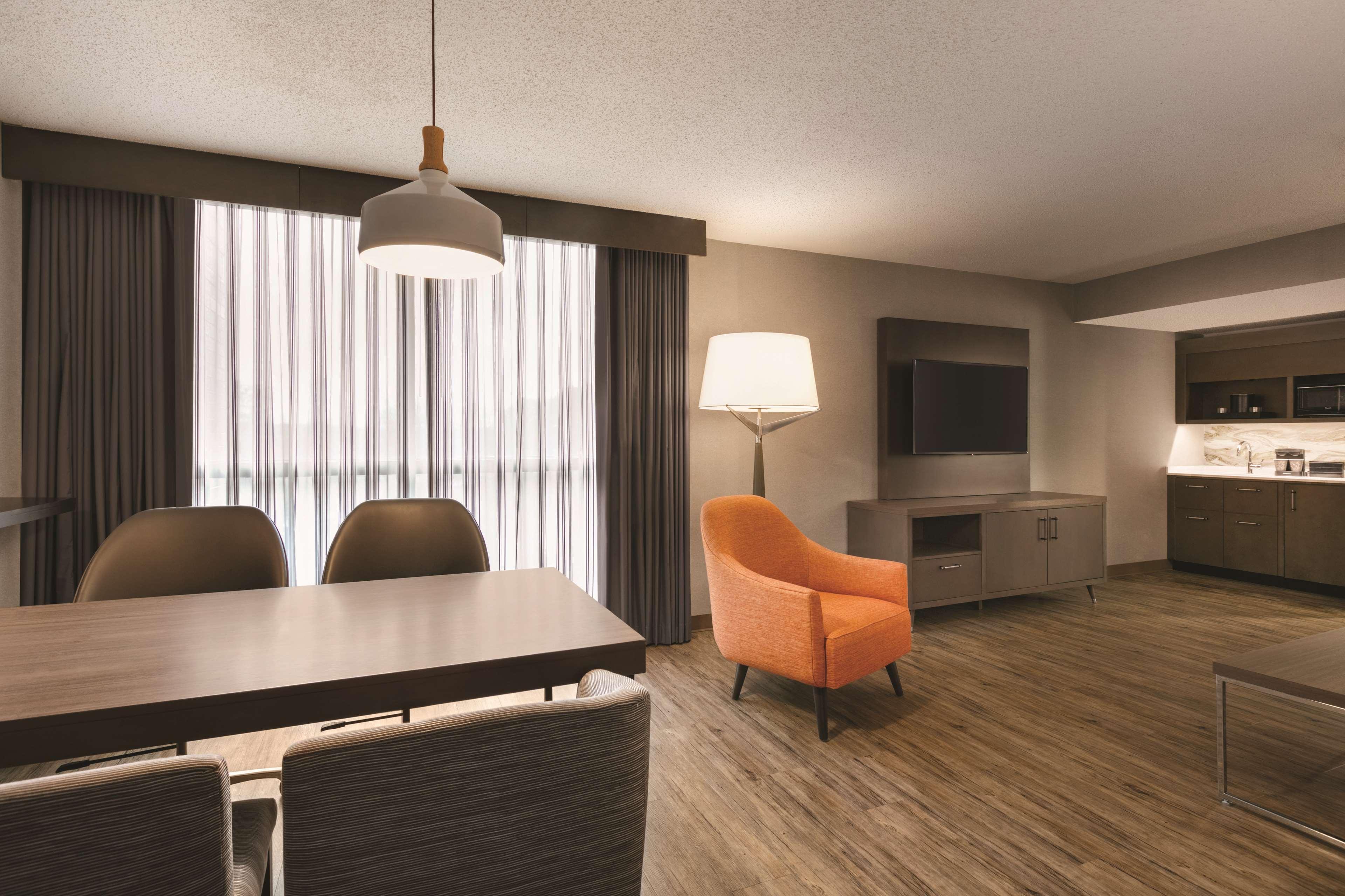 Embassy Suites By Hilton Richmond Dumbarton Экстерьер фото