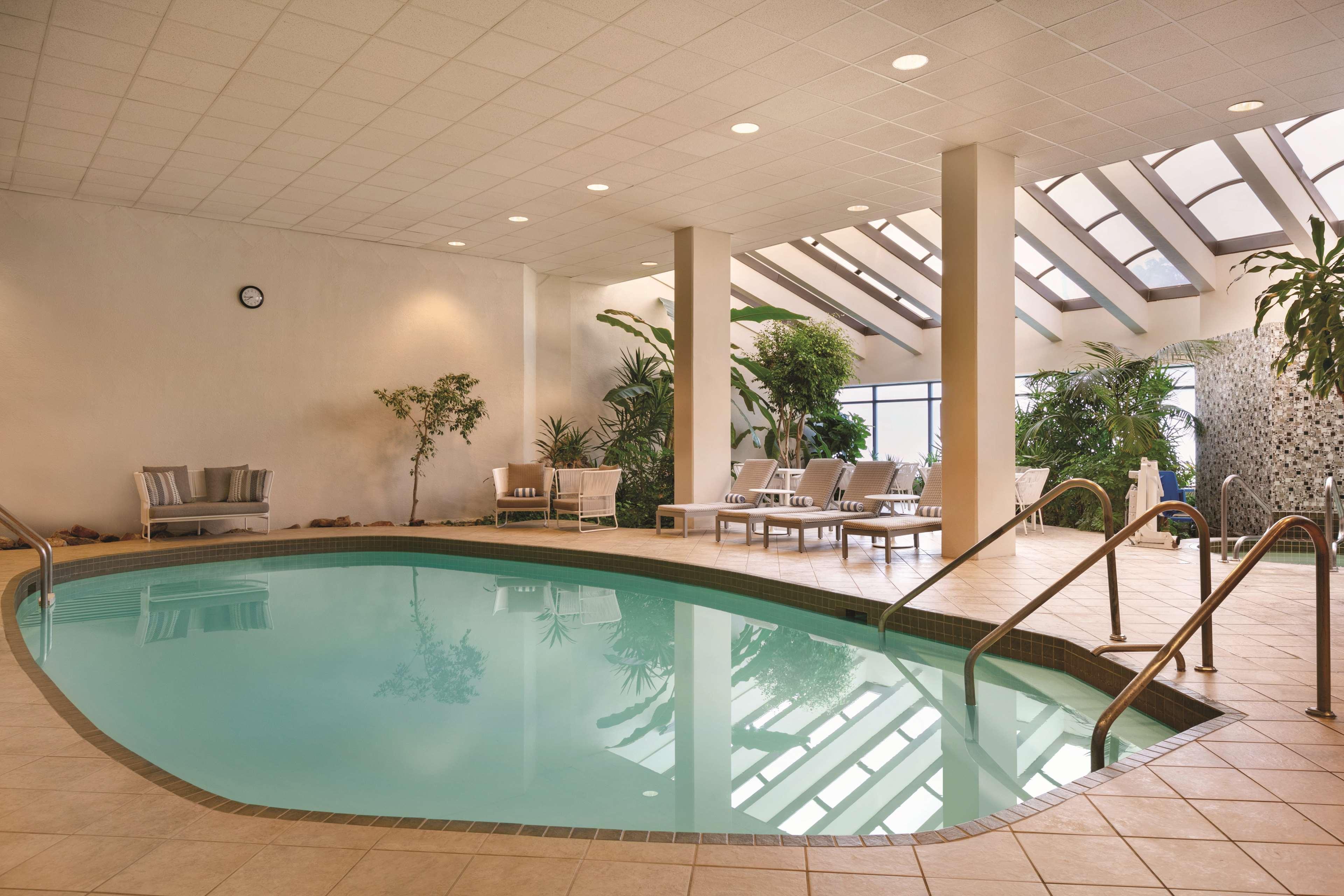 Embassy Suites By Hilton Richmond Dumbarton Экстерьер фото